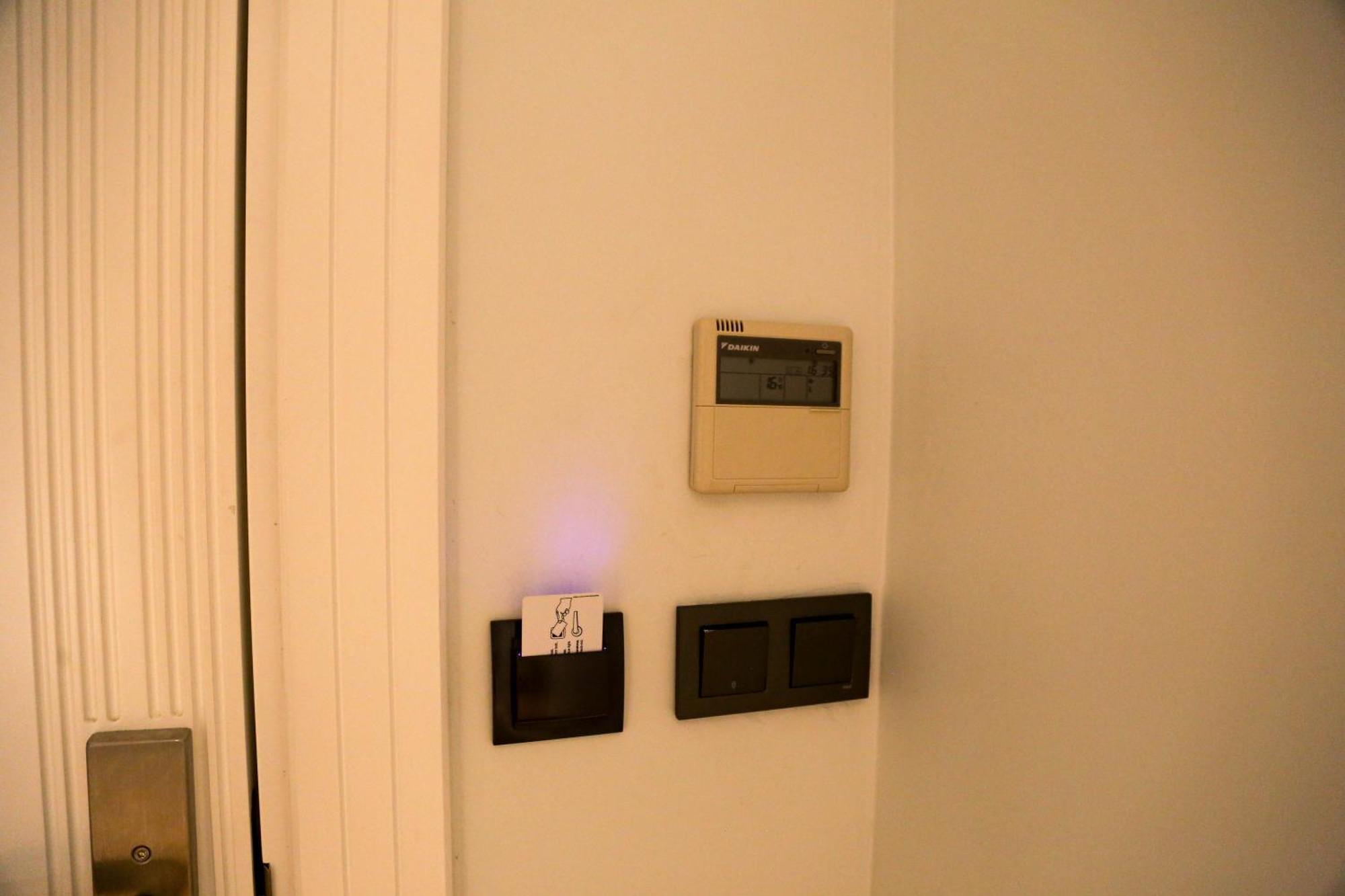 Axu Airport Hotel Arnavutkoy Ngoại thất bức ảnh A Honeywell Home Thermostat