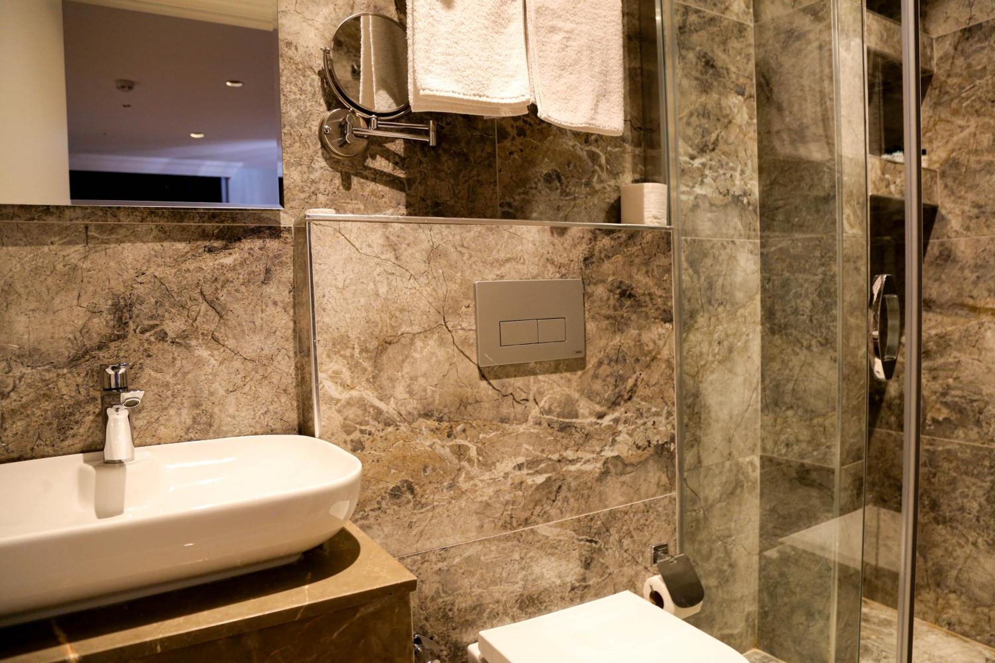 Axu Airport Hotel Arnavutkoy Ngoại thất bức ảnh A bathroom with a shower cubicle