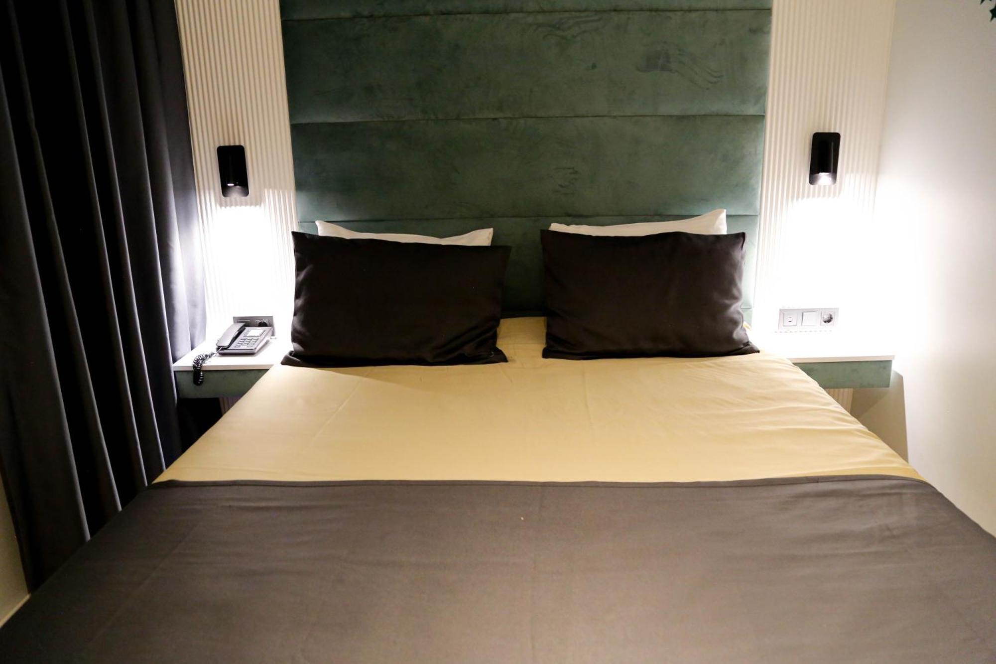 Axu Airport Hotel Arnavutkoy Ngoại thất bức ảnh A bed