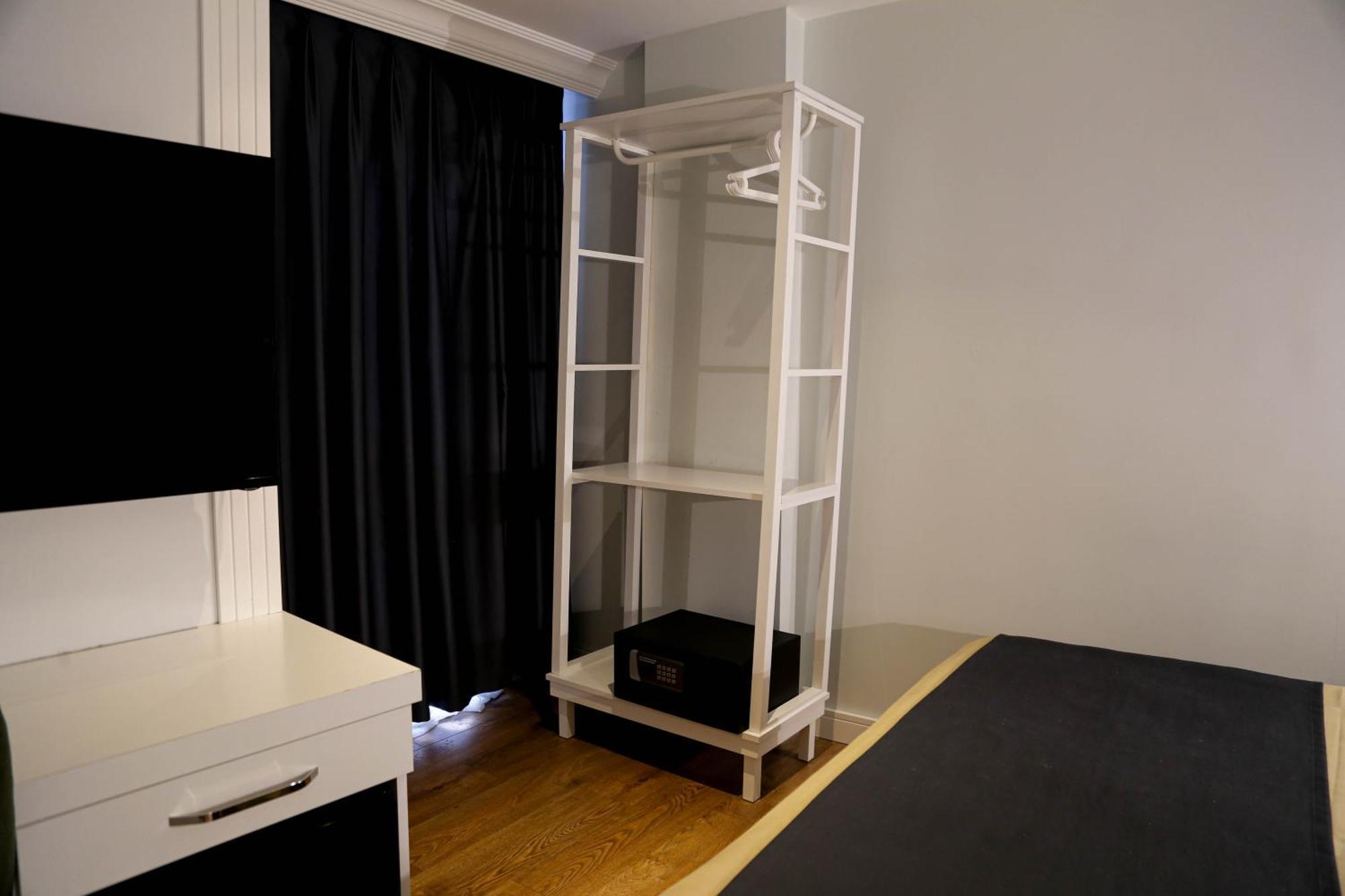 Axu Airport Hotel Arnavutkoy Ngoại thất bức ảnh A coat rack