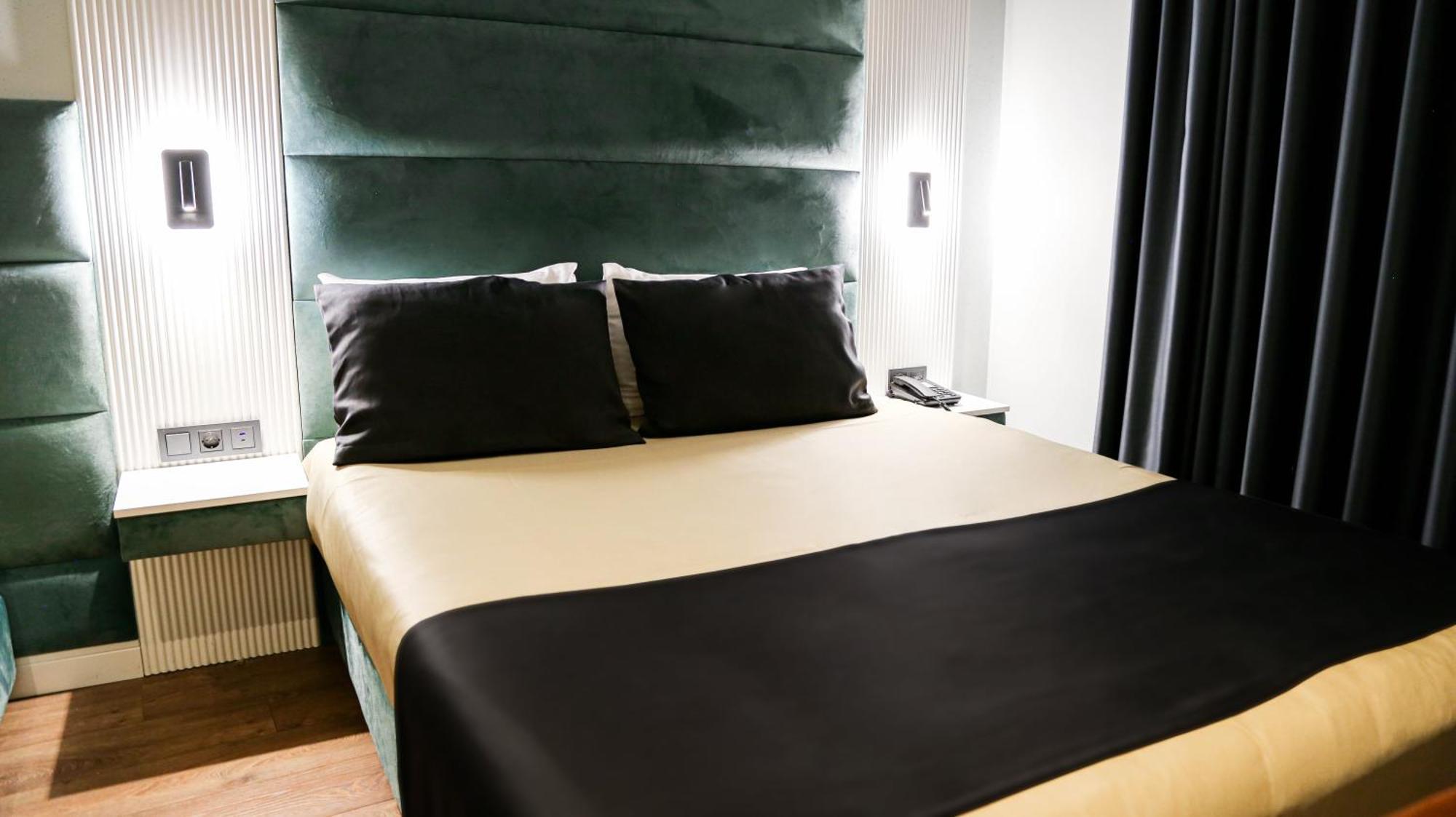 Axu Airport Hotel Arnavutkoy Ngoại thất bức ảnh A bed with a bed runner
